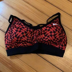 Small Nike sports bra with removable pads